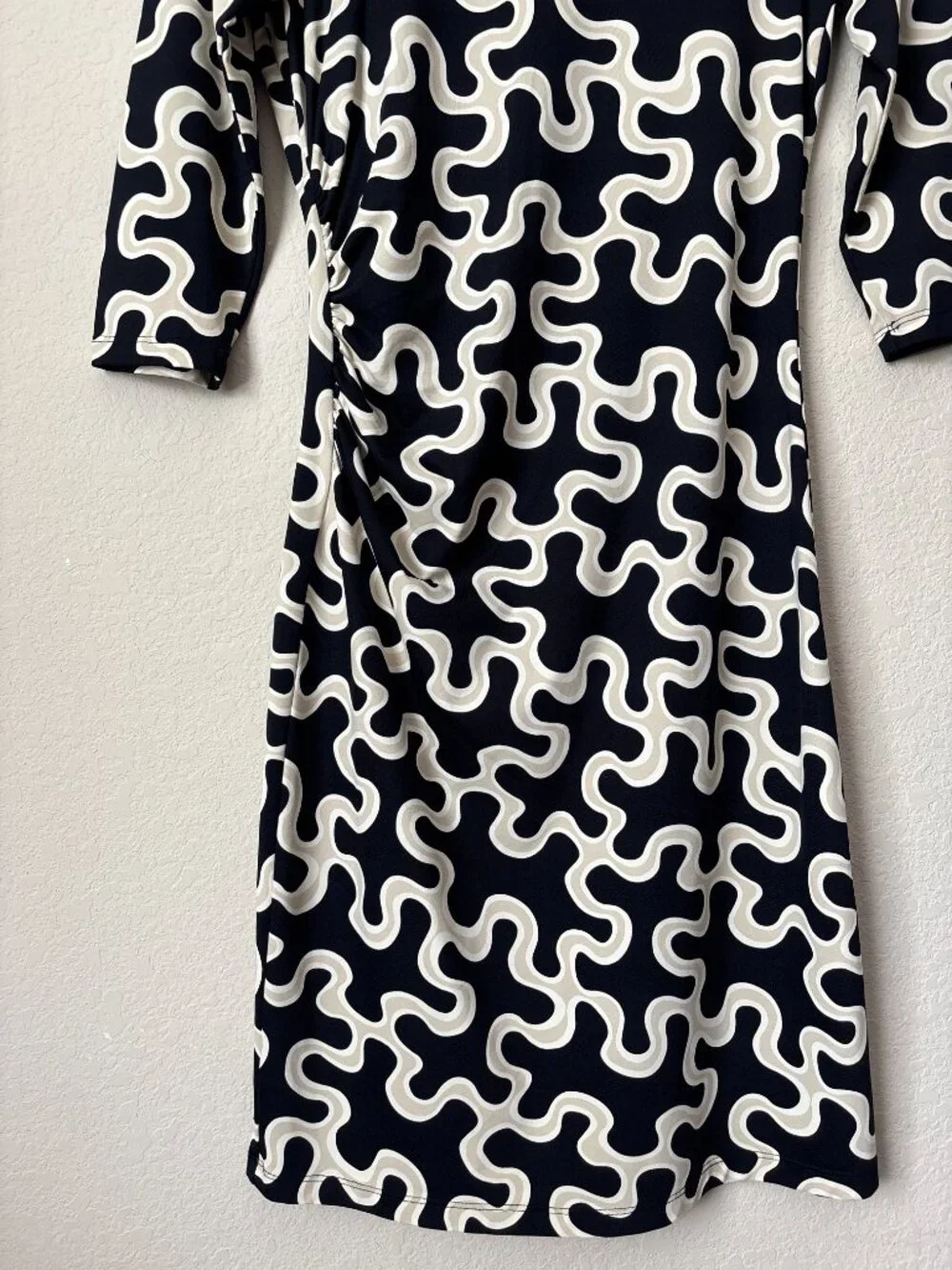 J. McLaughlin Catalina Cloth Flattering Ruched Side Sheath Dress - Picture 4 of 8
